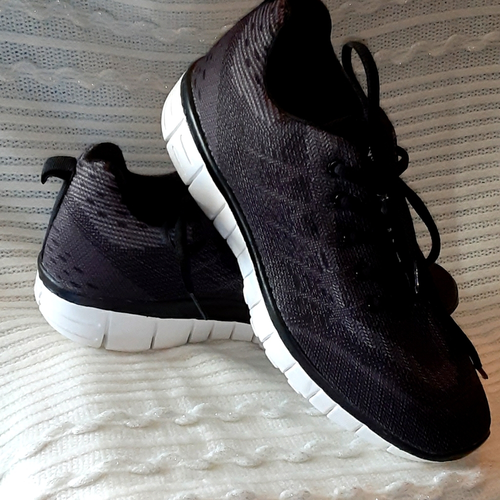 🛒 Black & Grey Sneakers 🏷 NWT 🛍